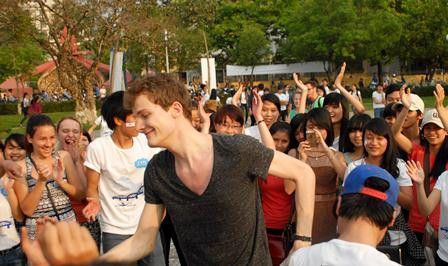 Vũ điệu flashmob của 1.000 bạn trẻ đón chào Festival Huế ảnh 6