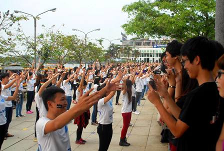 Vũ điệu flashmob của 1.000 bạn trẻ đón chào Festival Huế ảnh 1