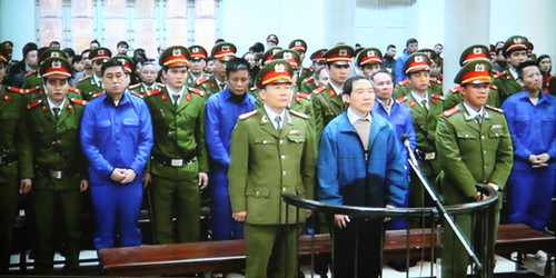 Dương Chí Dũng và đồng phạm tại tòa nghe phán quyết. Ảnh: Bảo Thắng