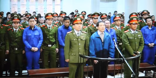 Dương Chí Dũng và đồng phạm tại tòa nghe phán quyết. Ảnh: Bảo Thắng