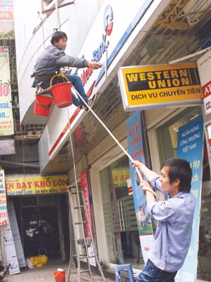 Đánh đu với nguy hiểm để kiếm tiền ở Hà Nội Ảnh: Minh Đức