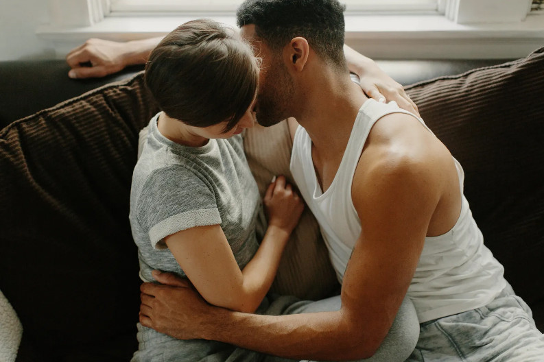 Bên dưới dáng vẻ đam mê “săn mồi” thường là nỗi đau tột cùng của đàn ông.