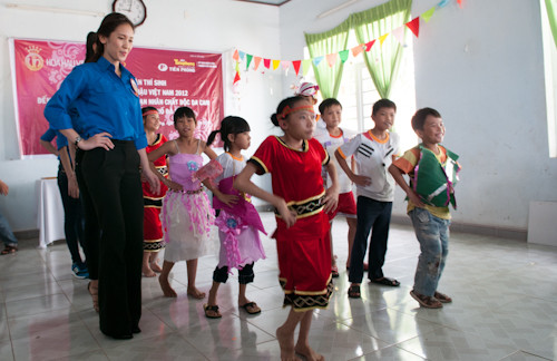 Hòa cùng tiết mục biểu diễn thời trang của các em nhỏ