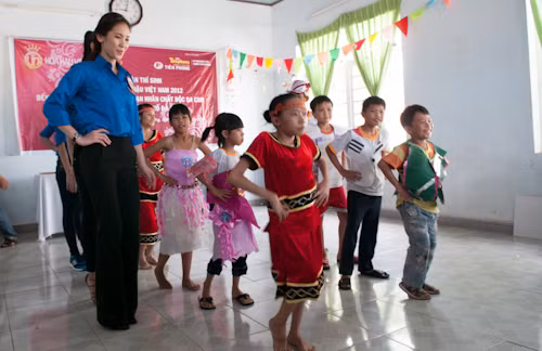 Hòa cùng tiết mục biểu diễn thời trang của các em nhỏ
