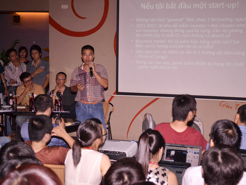Bạn trẻ Hà Nội thuyết trình khởi nghiệp trên một trang giấy