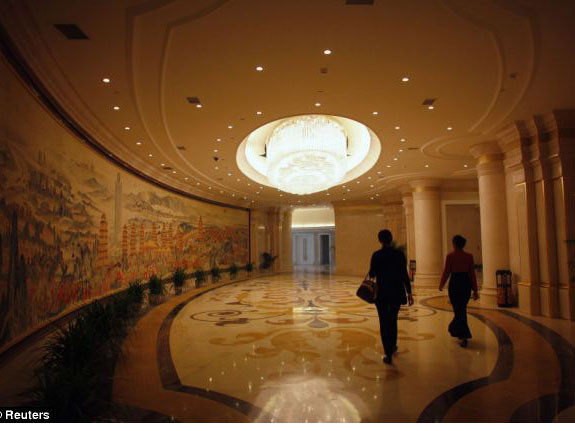 Bên trong tòa nhà. Bên trong tòa nhà