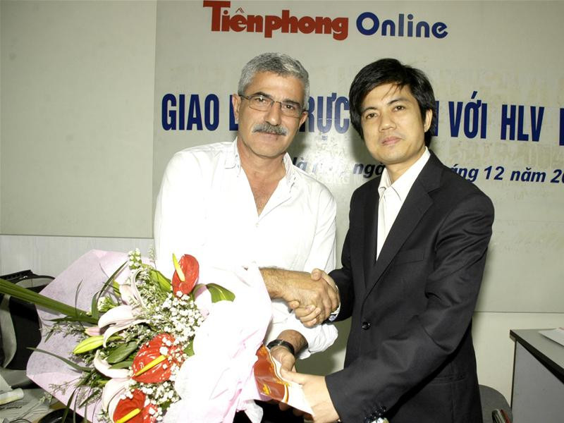 Tổng biên tập báo Tiền phong Đoàn Công Huynh tặng hoa HLV Calisto