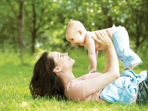 Mối quan hệ tốt đẹp giữa mẹ và con giúp trẻ phát triển tốt về mọi mặt. Ảnh: Parentingclan