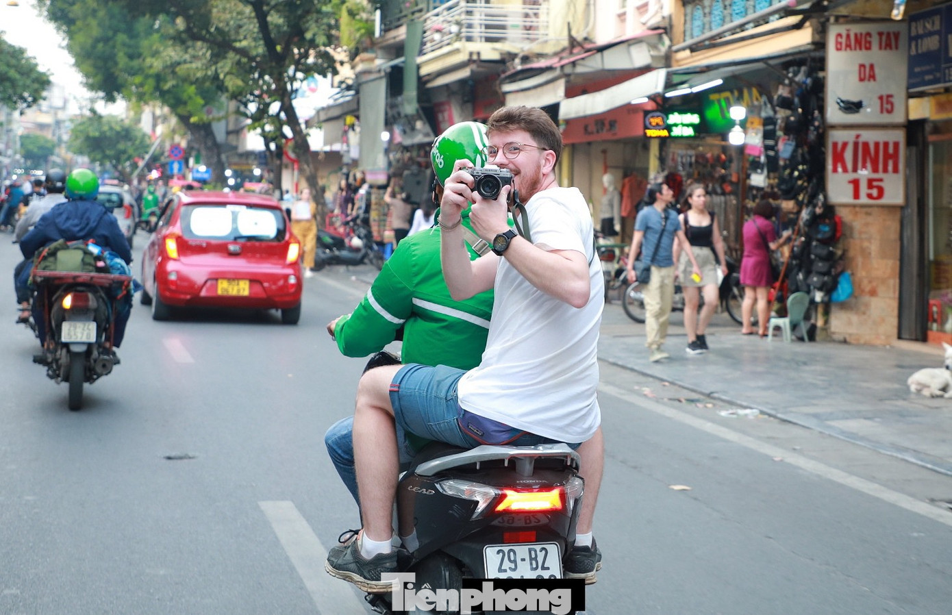Nam du khách nước ngoài sử dụng xe ôm công nghệ nhưng không đội mũ bảo hiểm.