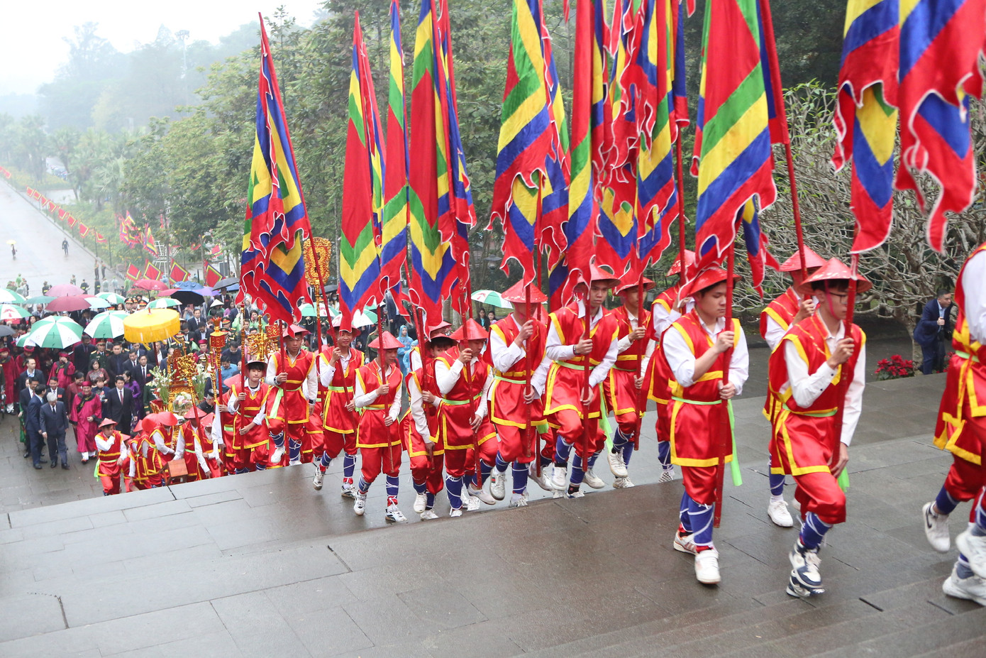 Theo sau là 18 thiếu nữ mặc áo dài đỏ mang hương, hoa, lễ vật và 100 con Lạc, cháu Hồng trong trang phục cổ, tay giương cao cờ hội, sau đó là đoàn 100 nam sinh mặc trang phục khố, đai và đội mũ theo phong cách thời kỳ Hùng Vương.