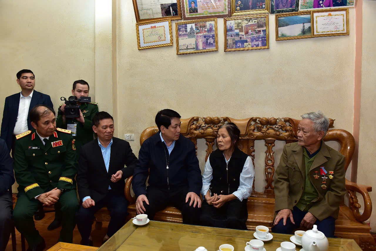 Chủ tịch nước Lương Cường thăm, tặng quà gia đình thương binh Nguyễn Văn Hiển ở bản Cầu Phà (xã Pa Tần, huyện Sìn Hồ). Ảnh: PV.