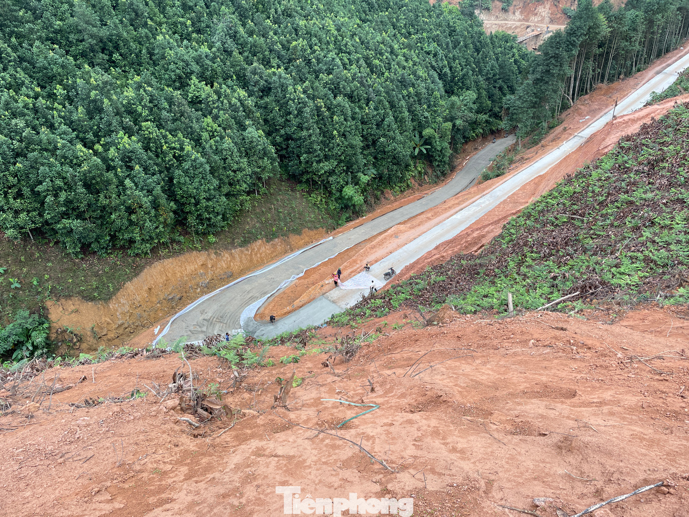 Sau hơn 2 tháng thi công khẩn trương, khu tái định cư mới khang trang đang dần hiện lên trên vùng đất mới. Về hạ tầng, đã cấp điện, nước đến công trường, đến nay đã thi công xong nền đường và đang thi công lớp móng cấp phối đá dăm, thi công cấu kiện đúc sẵn, cống thoát nước - kè; thực hiện đổ bê tông mặt đường được hơn 100m.