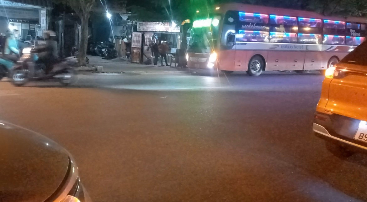 Đoạn đường dài chừng vài trăm mét chỉ trong khoảng nửa tiếng, các xe của nhà xe San Hiền, Quang Vinh... lần lượt đón, trả khách. Khung cảnh tấp nập như một bến xe mới được quy hoạch. Đoạn đường dài chừng vài trăm mét chỉ trong khoảng nửa tiếng, các xe của nhà xe San Hiền, Quang Vinh... lần lượt đón, trả khách. Khung cảnh tấp nập như một bến xe mới được quy hoạch.