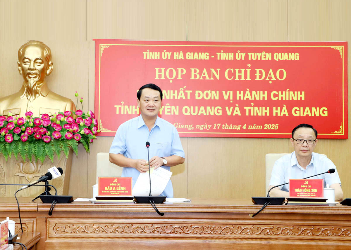 Bí thư Tỉnh ủy Tuyên Quang và Bí thư Tỉnh ủy Hà Giang phát biểu trong cuộc họp.