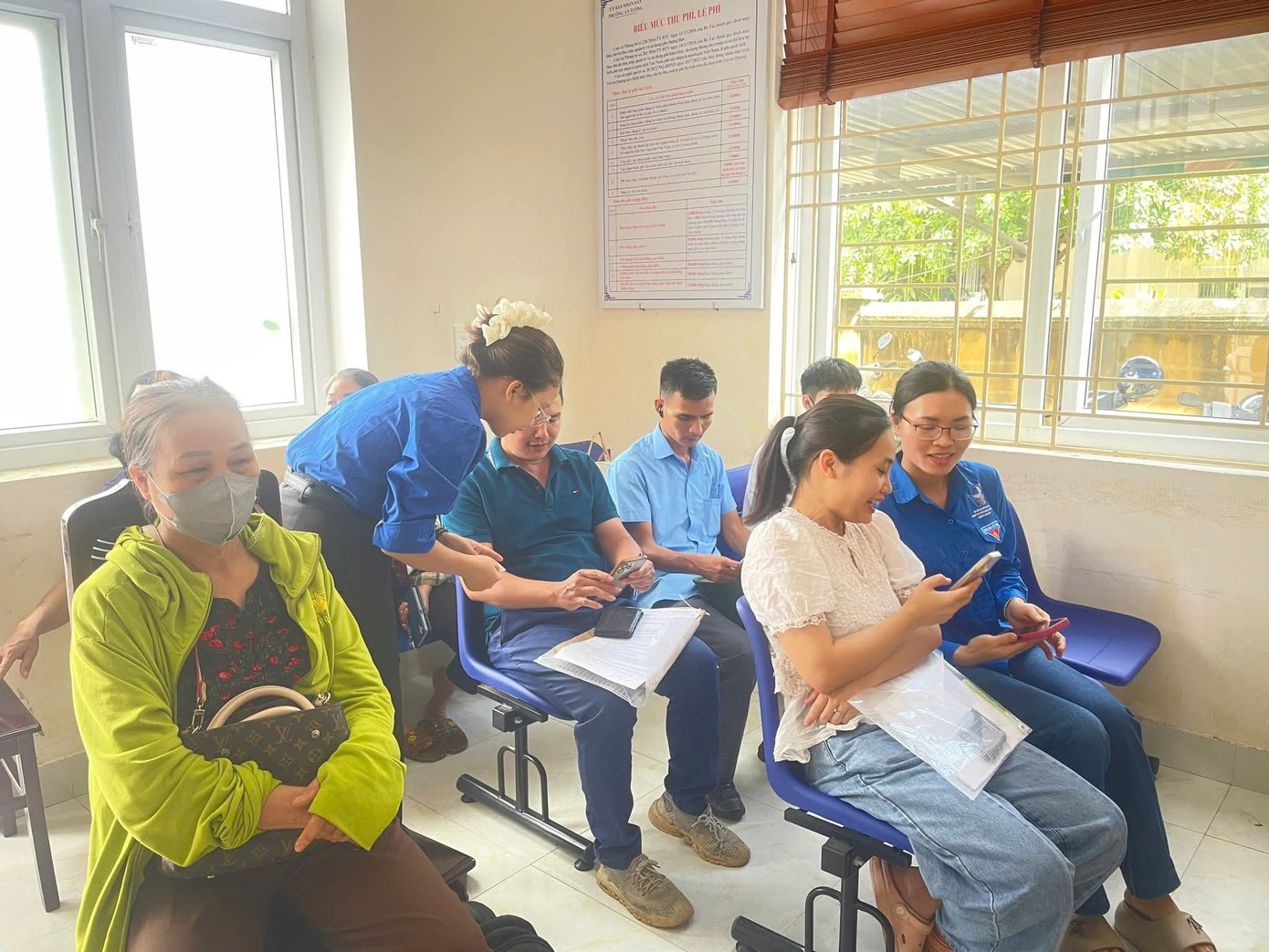 Cùng với cán bộ, chuyên viên trực tiếp xử lý hồ sơ, lực lượng đoàn viên, thanh niên phường đã chủ động tham gia hỗ trợ. Các bạn trẻ hướng dẫn người dân tra cứu thông tin, giải thích quy trình, phân luồng tiếp nhận hồ sơ về các phòng, ban phù hợp... góp phần tạo dựng hình ảnh chính quyền thân thiện, hiện đại.