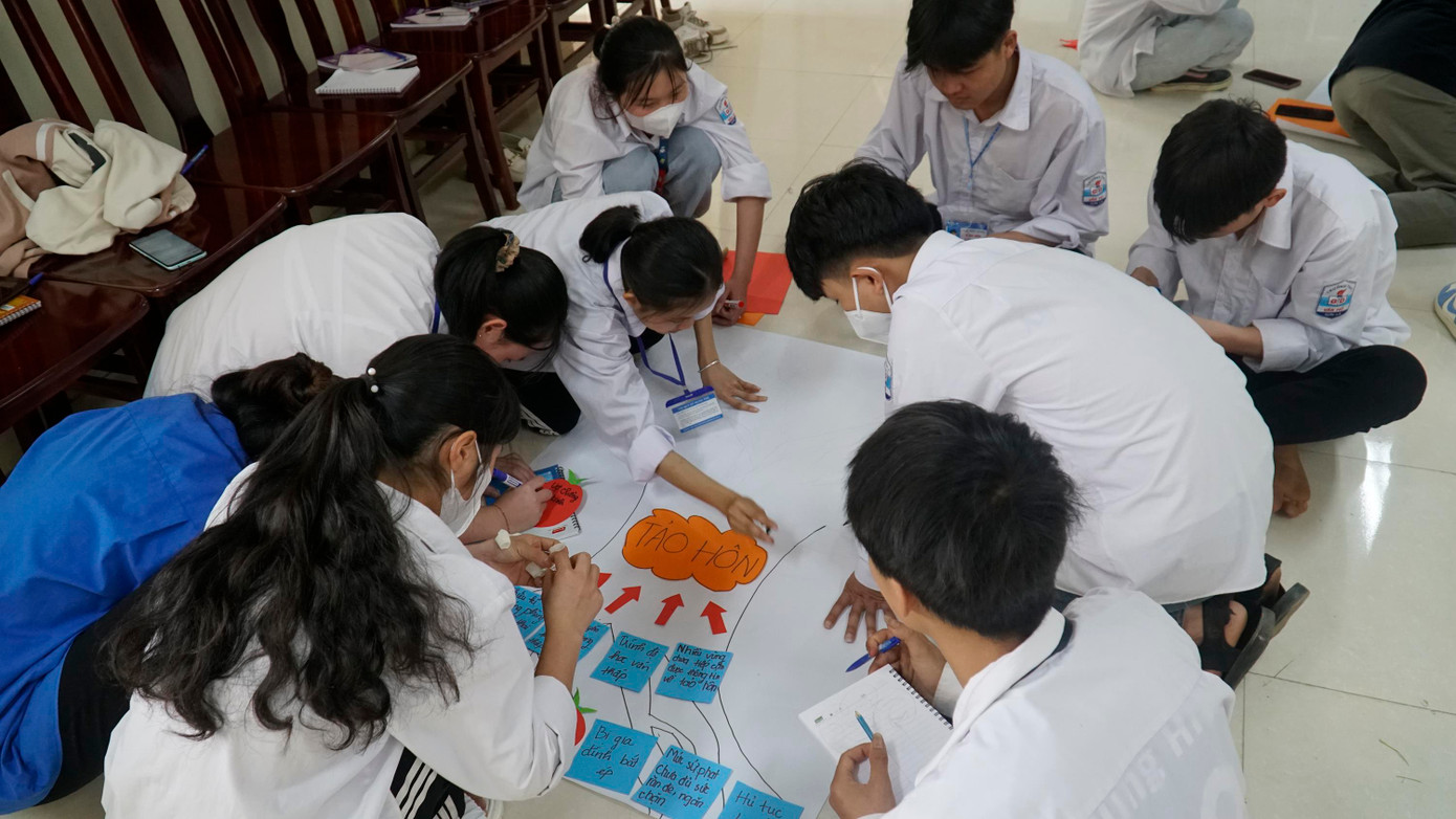 Nhóm các bạn học sinh cùng tham gia tìm hiểu, sáng tạo giải pháp về vấn đề tảo hôn.