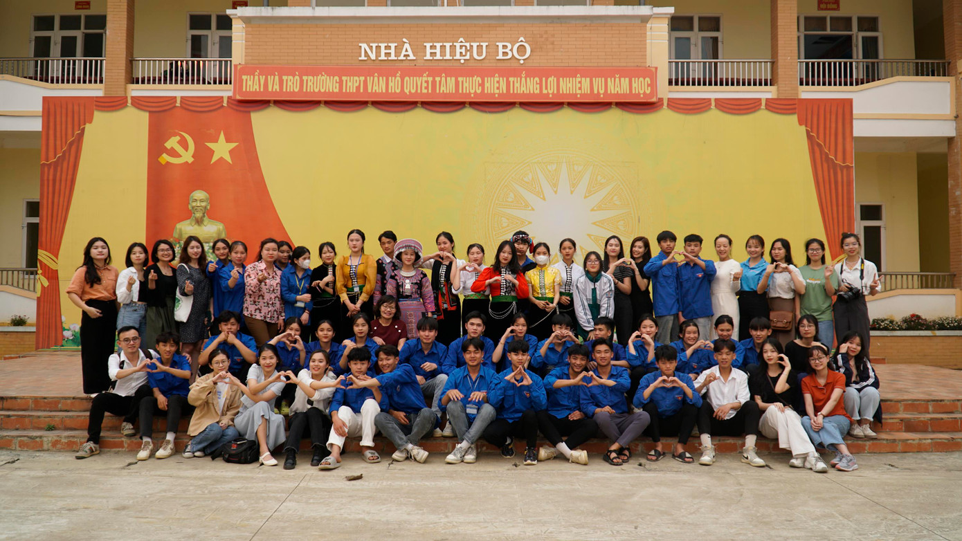 Các em học sinh chụp ảnh kỉ niệm cùng ban tổ chức, các anh chị phóng viên, nhà báo sau tọa đàm “Thanh thiếu niên và bình đẳng giới”.