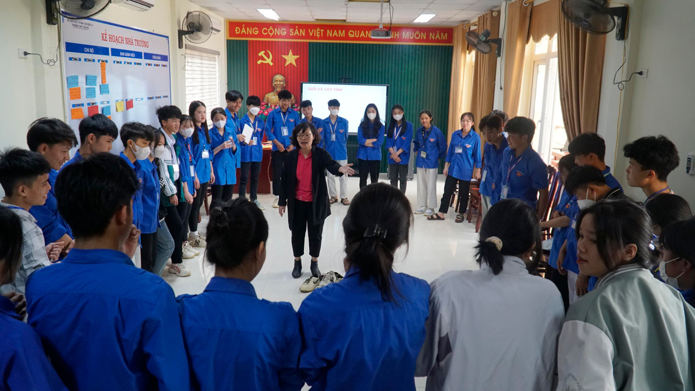 Buổi tập huấn của Quỹ vì Tầm vóc Việt và 40 em học sinh của THPT Vân Hồ (huyện Vân Hồ, Sơn La).