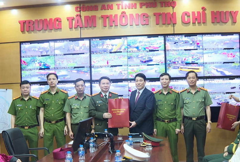 Chủ tịch nước Lương Cường thăm hỏi, động viên, tặng quà cho cán bộ, chiến sỹ Công an tỉnh Phú Thọ.