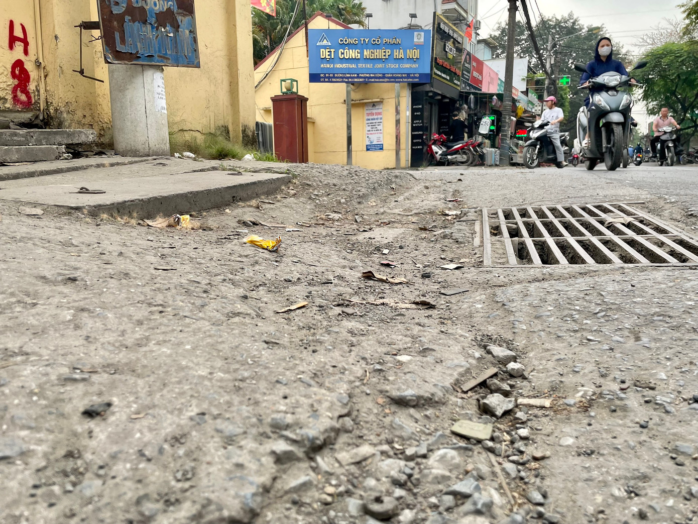 Trao đổi với phóng viên, ông Nguyễn Trường Thịnh, Phó Chủ tịch UBND phường Mai Động cho biết, đoạn đường này thuộc quản lý của Sở GTVT Hà Nội. Trên đường Lĩnh Nam, có 106 hộ dân, 8 tổ chức, công ty thuộc địa phận phường. Sau phản ánh của báo, phường tiếp nhận ý kiến và sẽ có văn bản kiến nghị gửi Sở GTVT để xử lý, khắc phục.