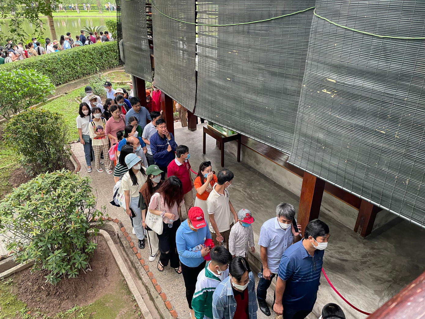 Trong ảnh, du khách xếp hàng dài vào thăm nơi ở, nơi làm việc của Chủ tịch Hồ Chí Minh.