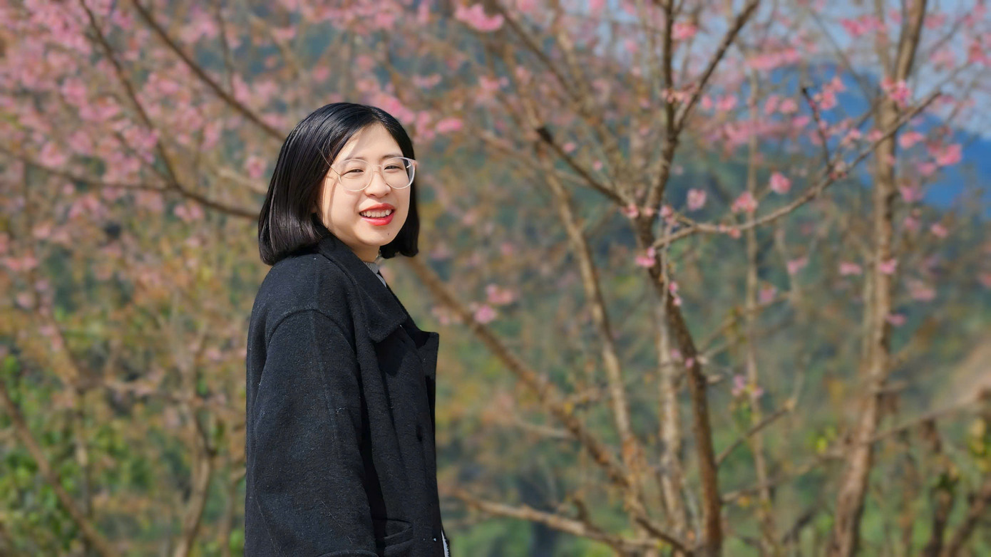 Hoa mai anh đào không chỉ là biểu tượng của mùa xuân vùng cao mà còn là điểm thu hút du khách từ khắp nơi. Nhiều người lưu lại những khoảnh khắc tuyệt đẹp bên những cánh hoa anh đào tươi thắm.