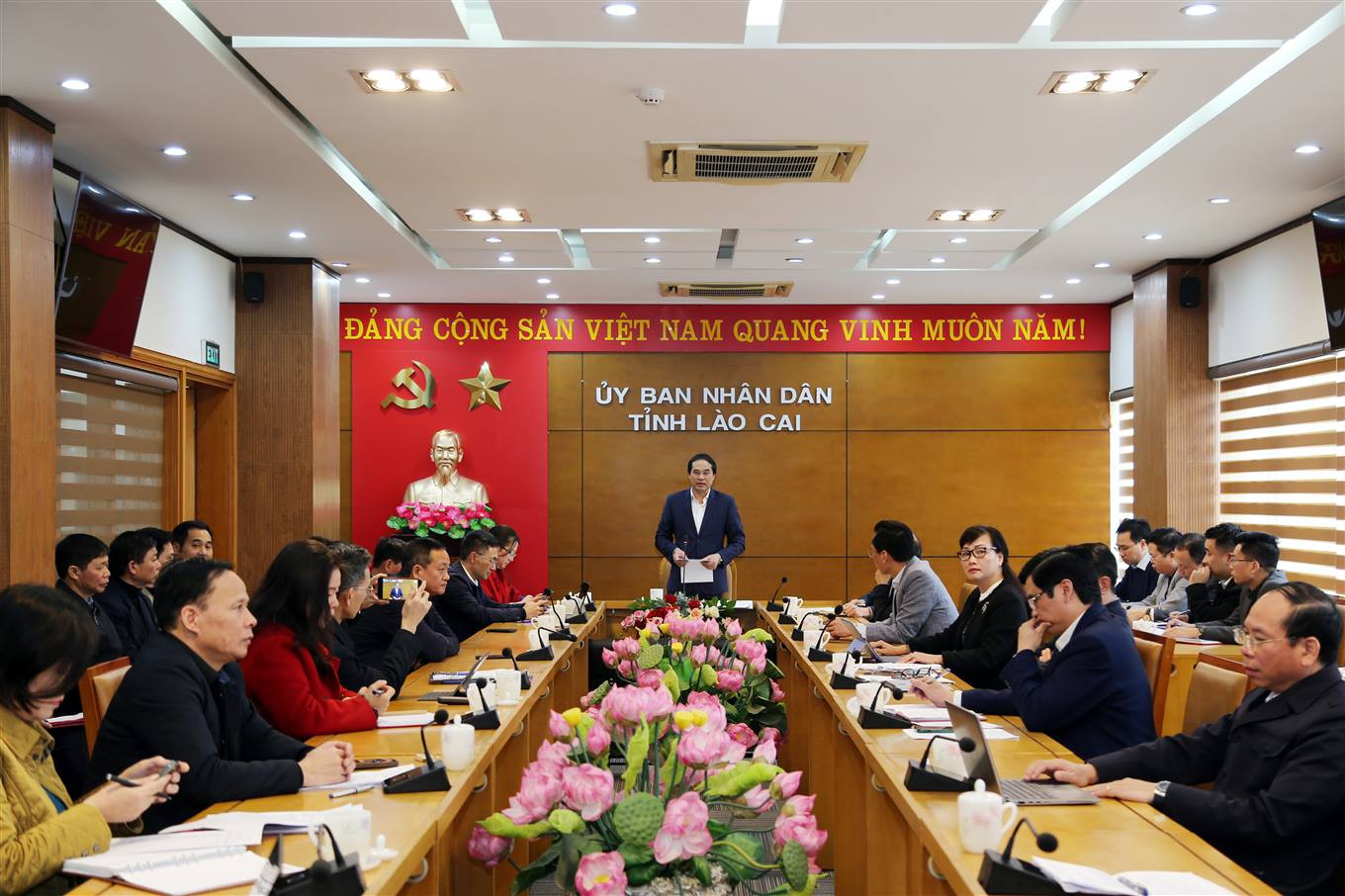 UBND tỉnh Lào Cai họp về Đề án sắp xếp, tinh gọn bộ máy các cơ quan, đơn vị. Ảnh: Cổng thông tin Lào Cai UBND tỉnh Lào Cai họp về Đề án sắp xếp, tinh gọn bộ máy các cơ quan, đơn vị. Ảnh: Cổng thông tin Lào Cai