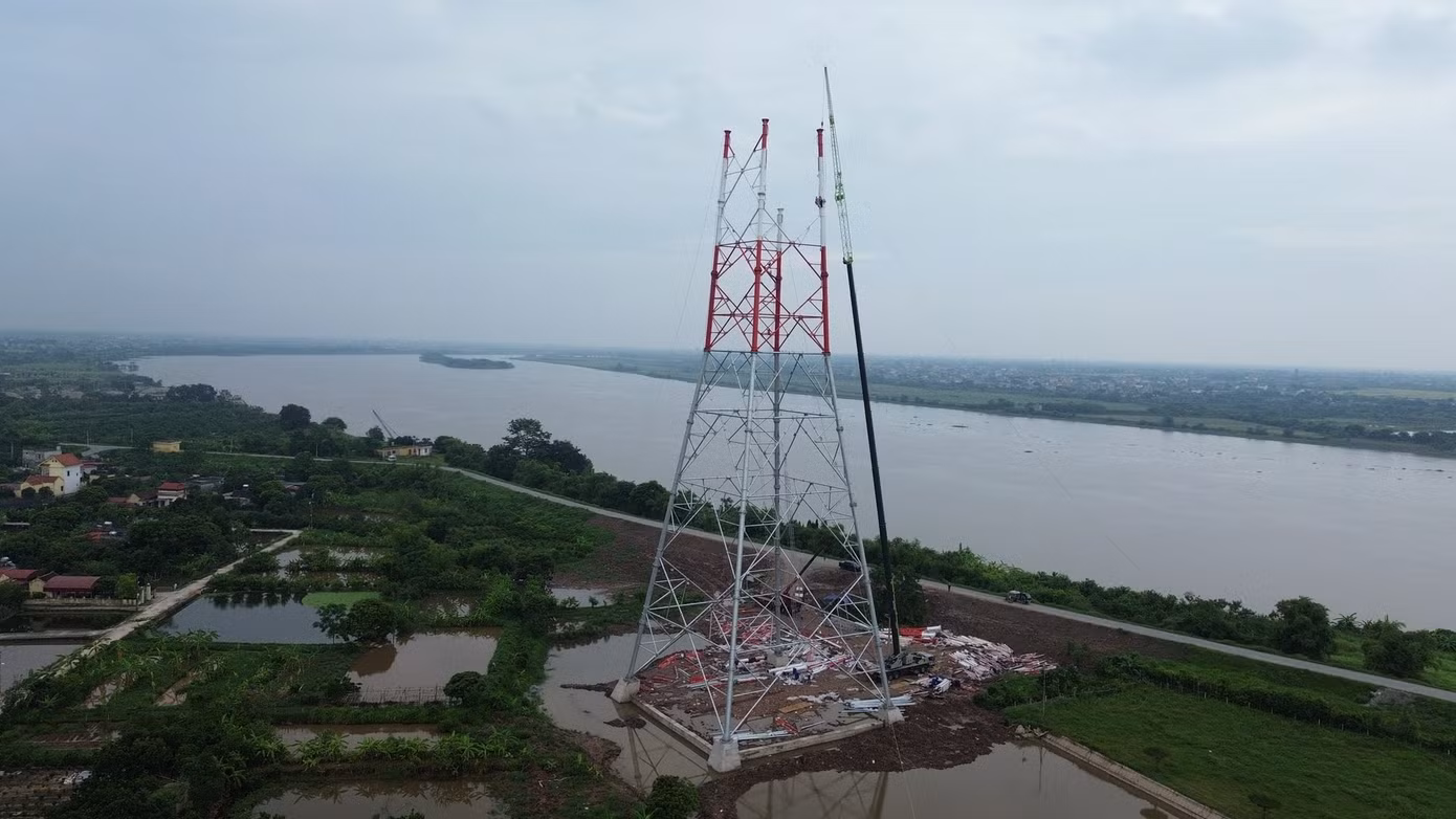 Trong ảnh là cột điện số 119 (thuộc Dự án đường dây 500kV Mạch 3) ở xã Nam Thắng (Nam Trực, Nam Định). Đây là một trong hai vị trí cột vượt sông Hồng thuộc tuyến Nhà máy nhiệt điện Nam Định I - Phố Nối.