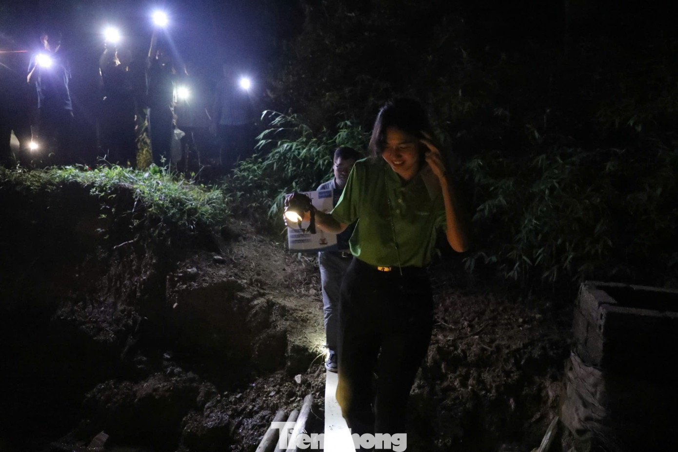 Nhà anh Quyết nằm sâu trong ngõ nhỏ. Đoàn phải đi qua chiếc cầu gỗ mới bắc tạm vì lối dẫn vào nhà anh Quyết đã bị san lấp sau cơn bão.