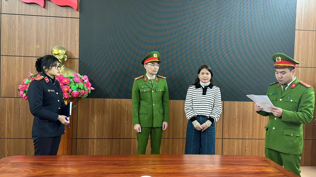 Cơ quan điều tra thi hành lệnh khởi tố, bắt tạm giam và khám xét nơi ở của Nhài. Ảnh: Công an tỉnh Lai Châu