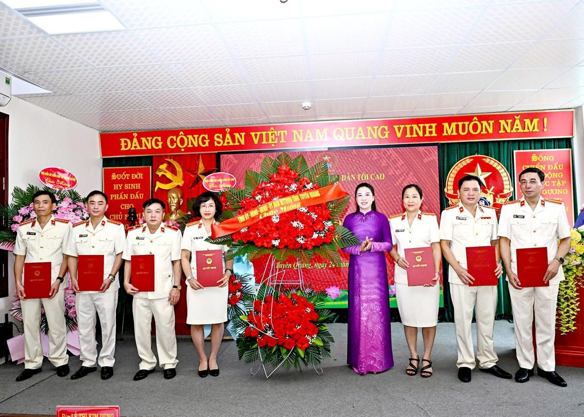 Bà Lê Thị Kim Dung, Chủ tịch HĐND tỉnh Tuyên Quang tặng hoa chúc mừng các đồng chí được bổ nhiệm. Ảnh: Lan Phương. Bà Lê Thị Kim Dung, Chủ tịch HĐND tỉnh Tuyên Quang tặng hoa chúc mừng các đồng chí được bổ nhiệm. Ảnh: Lan Phương.