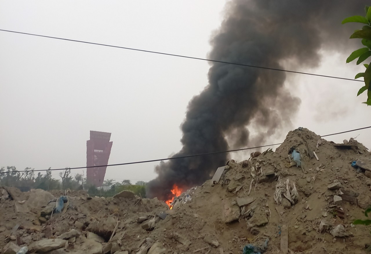 Bãi đổ rác thải xây dựng đốt khói đen kịt thuộc xã Đa Tốn Bãi đổ rác thải xây dựng đốt khói đen kịt thuộc xã Đa Tốn