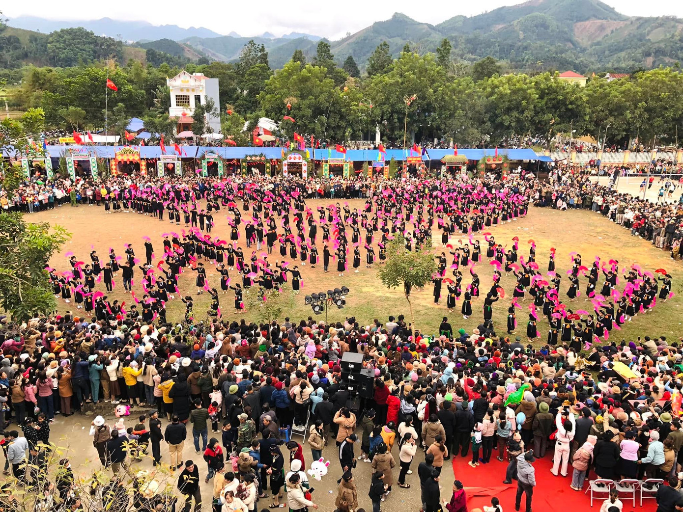 Màn đồng diễn 'Dậm Thuông' với 525 diễn viên quần chúng đã tạo nên một không gian lễ hội đầy màu sắc, vừa trang nghiêm, vừa sôi động. Đây là điệu múa truyền thống của đồng bào Tày vào mỗi dịp đầu xuân để mời thần linh và tổ tiên chứng giám, cầu xin sự no ấm, may mắn, lúa thóc đầy nhà, trâu bò đầy chuồng...