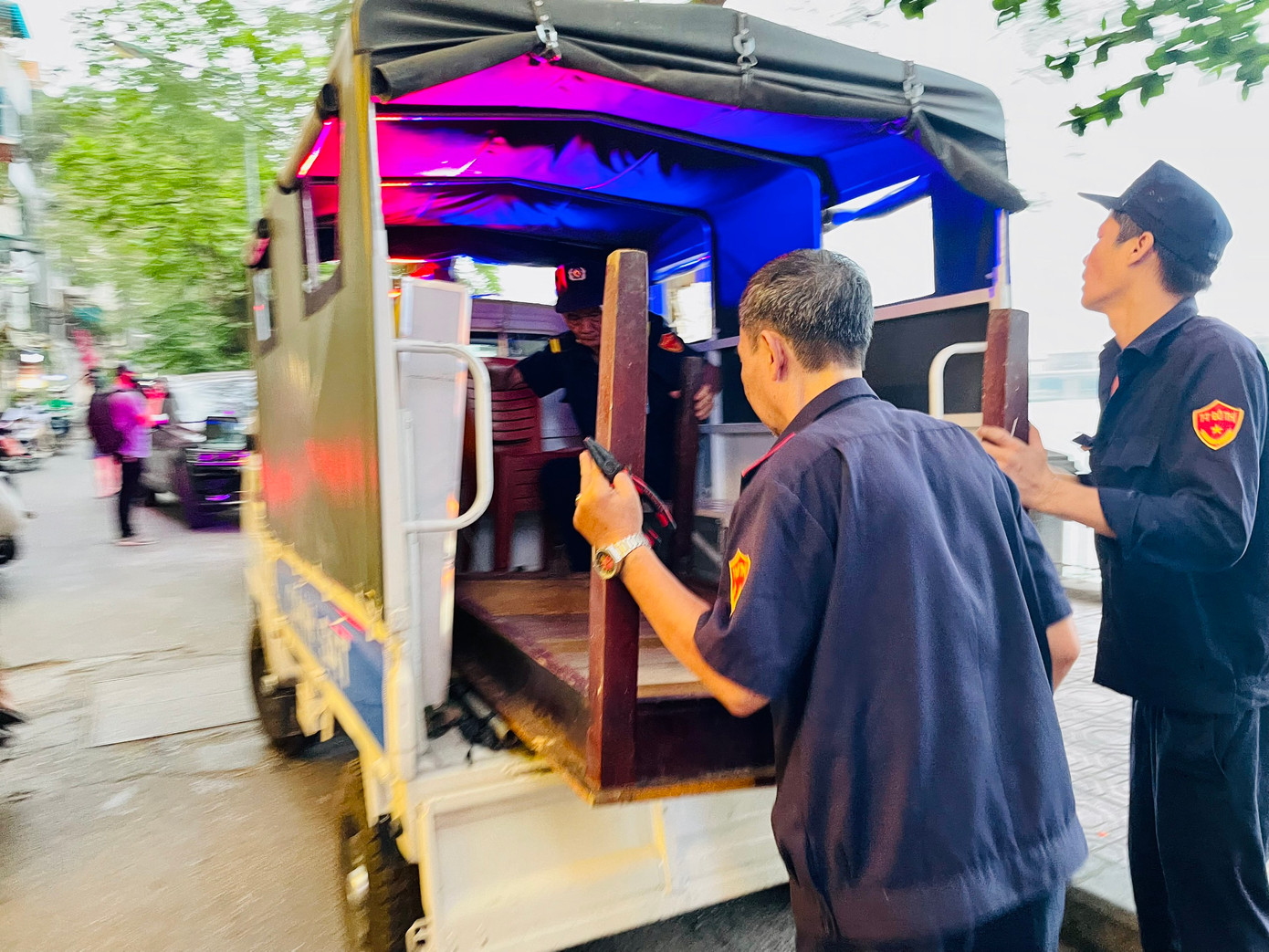 Nhiều vật dụng lớn, phải đến 3,4 người khiêng mới cho được lên xe.