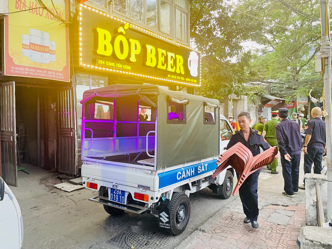 Quán bia vi phạm lấn chiếm vỉa hè, lực lượng chức năng thu giữ bàn, ghế.