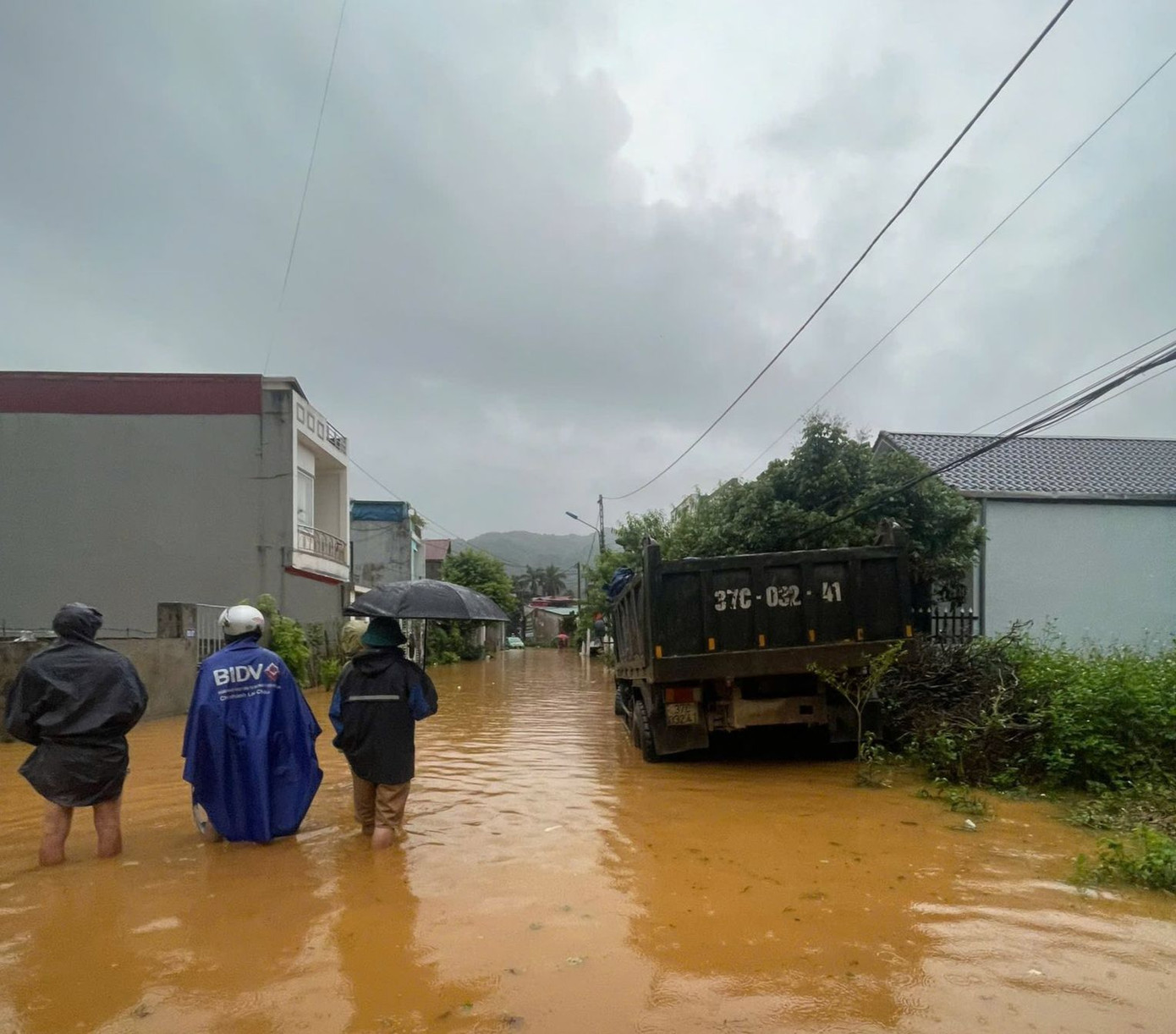 Mưa lớn kéo dài khiến nhiều tuyến đường tại Lai Châu bị ngập cục bộ. Nước lũ đổ về nhanh, cuốn theo đất đá, khiến nhiều hộ dân rơi vào cảnh nguy hiểm.