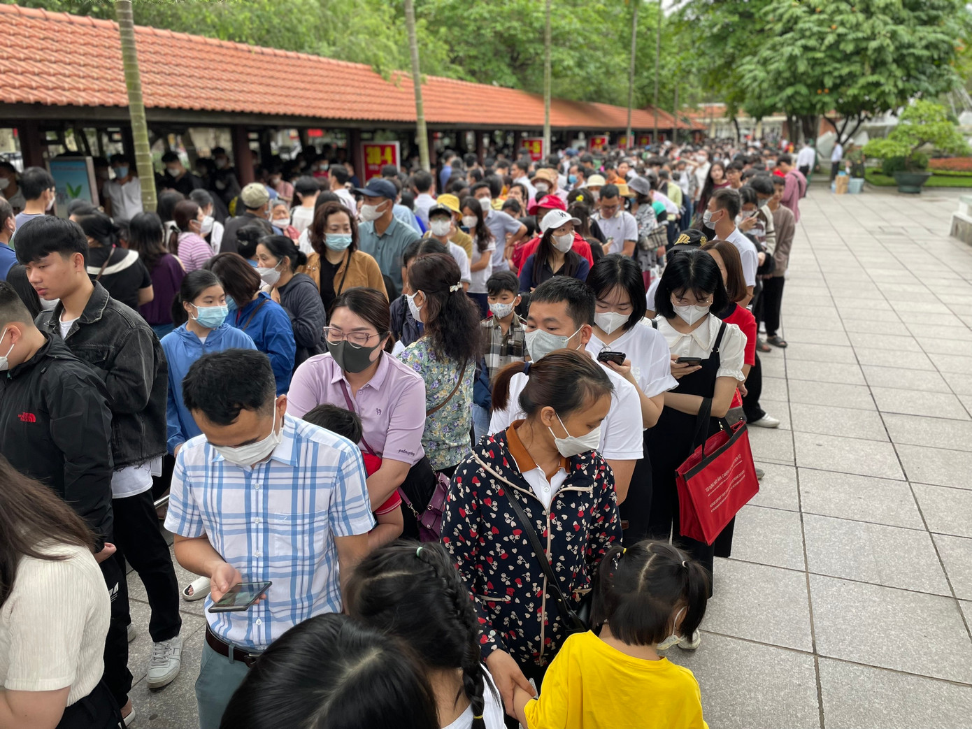 Khách đến Lăng xếp hàng trật tự, không chen lấn xô đẩy.