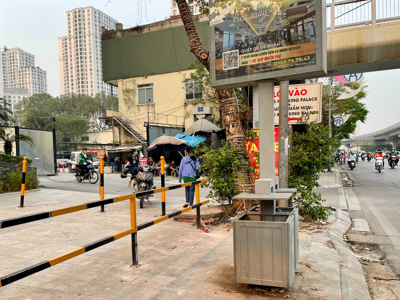 Một góc vỉa hè là biển quảng cáo, cây xanh, không còn lối đi dành cho người đi bộ. Ông Lê Anh Tuấn, 55 tuổi, (quận Tây Hồ, Hà Nội) chia sẻ: "Không có lối đi nên tôi phải đi bộ xuống đường để ra điểm xe buýt. Vừa đi vừa lo vì đoạn này thường có xe buýt tiến sát vào vỉa hè, không để ý sẽ rất nguy hiểm". Một góc vỉa hè là biển quảng cáo, cây xanh, không còn lối đi dành cho người đi bộ. Ông Lê Anh Tuấn, 55 tuổi, (quận Tây Hồ, Hà Nội) chia sẻ: "Không có lối đi nên tôi phải đi bộ xuống đường để ra điểm xe buýt. Vừa đi vừa lo vì đoạn này thường có xe buýt tiến sát vào vỉa hè, không để ý sẽ rất nguy hiểm".