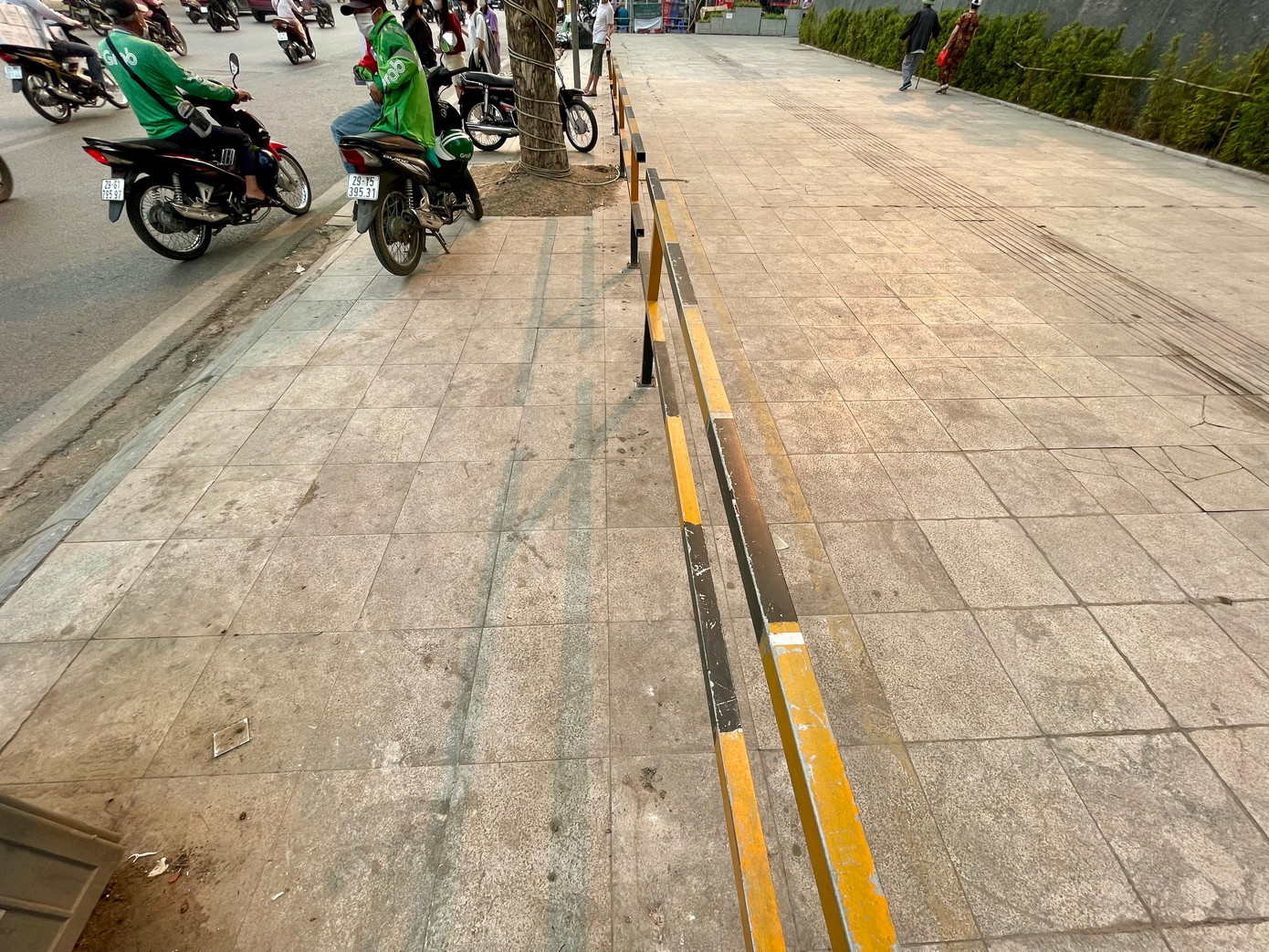 Đoạn vỉa hè bị làm rào chắn chiếm đến 2/3 mặt vỉa hè. Đoạn vỉa hè bị làm rào chắn chiếm đến 2/3 mặt vỉa hè.