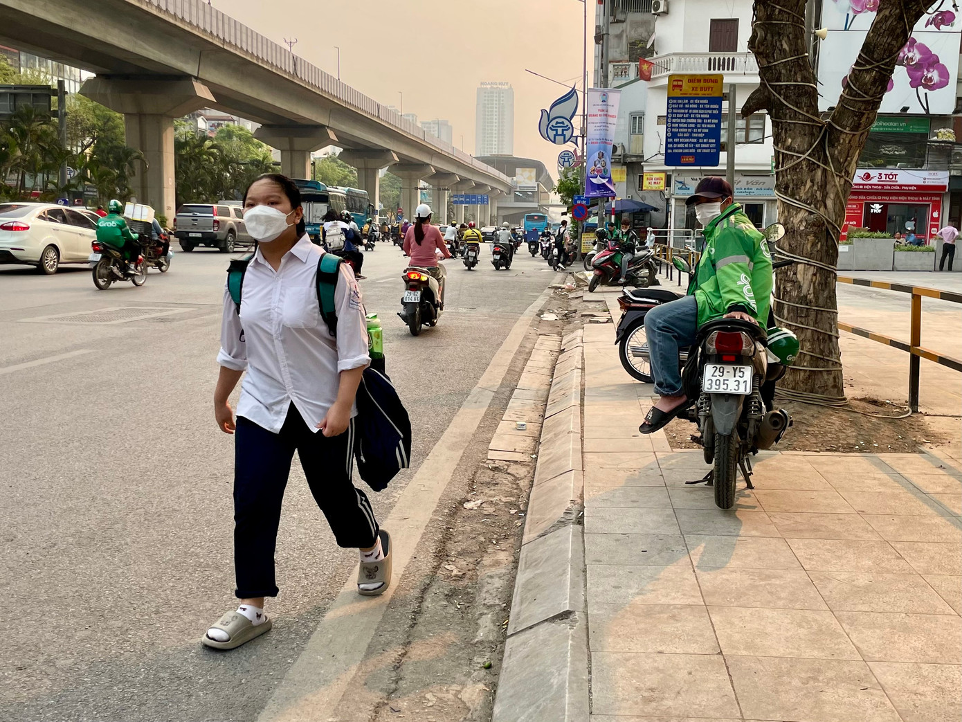 Bạn Bùi Thị Linh (20 tuổi, quận Hoàng Mai, Hà Nội) đang đứng chờ xe buýt ở điểm, cho biết: "Đoạn thanh chắn gần hết vỉa hè, muốn đi ra bắt xe ở đây, tôi phải đi bộ xuống lòng đường". Bạn Bùi Thị Linh (20 tuổi, quận Hoàng Mai, Hà Nội) đang đứng chờ xe buýt ở điểm, cho biết: "Đoạn thanh chắn gần hết vỉa hè, muốn đi ra bắt xe ở đây, tôi phải đi bộ xuống lòng đường".