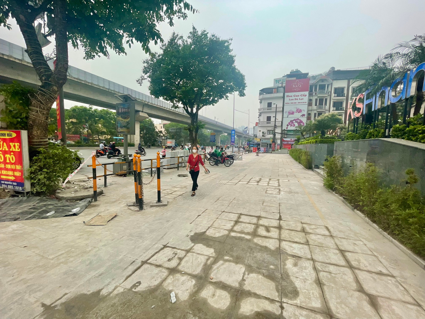 Sau phản ánh của báo gửi tới UBND phường Thượng Đình, một bên rào chắn đang được làm lại. Ông Trần Phan Mỹ, phó chủ tịch UBND phường Thượng Đình, (quận Thanh Xuân, Hà Nội) cho biết, trước đây, phần đất được quây kín có một đoạn là bốt điện, nhưng hiện nay đã bỏ đi. Năm 2018, tòa nhà chung cư King Place được khởi công xây dựng, phần đất đó được quây để đảm bảo an toàn xây dựng cho tòa nhà. Từ năm 2020 đến nay, sau khi tòa nhà được hoàn thiện, bên phía Chủ đầu tư và Ban quản trị của tòa nhà chung cư King Place xin phường được rào lại theo hiện trạng trên, với mục đích tránh đỗ xe bừa bãi... . UBND phường sẽ làm việc với Ban quản trị của tòa nhà chung cư King Place, yêu cầu chỉnh lại diện tích để đảm bảo hài hòa cho người đi bộ. Sau phản ánh của báo gửi tới UBND phường Thượng Đình, một bên rào chắn đang được làm lại. Ông Trần Phan Mỹ, phó chủ tịch UBND phường Thượng Đình, (quận Thanh Xuân, Hà Nội) cho biết, trước đây, phần đất được quây kín có một đoạn là bốt điện, nhưng hiện nay đã bỏ đi. Năm 2018, tòa nhà chung cư King Place được khởi công xây dựng, phần đất đó được quây để đảm bảo an toàn xây dựng cho tòa nhà. Từ năm 2020 đến nay, sau khi tòa nhà được hoàn thiện, bên phía Chủ đầu tư và Ban quản trị của tòa nhà chung cư King Place xin phường được rào lại theo hiện trạng trên, với mục đích tránh đỗ xe bừa bãi... . UBND phường sẽ làm việc với Ban quản trị của tòa nhà chung cư King Place, yêu cầu chỉnh lại diện tích để đảm bảo hài hòa cho người đi bộ.