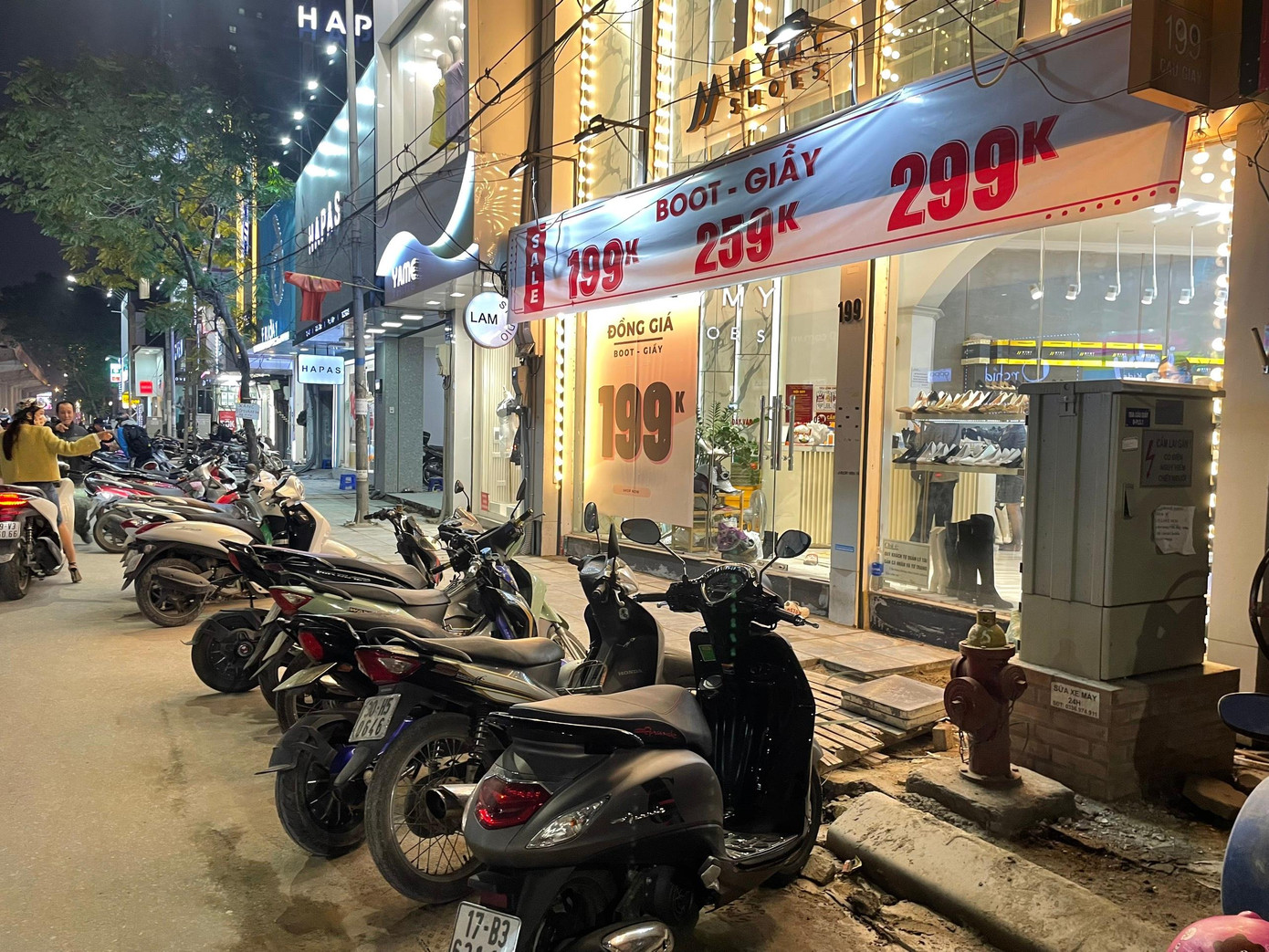 Dọc đường Cầu Giấy nhiều cửa hàng giảm giá cũng được nhiều người ghé vào mua sắm Dọc đường Cầu Giấy nhiều cửa hàng giảm giá cũng được nhiều người ghé vào mua sắm