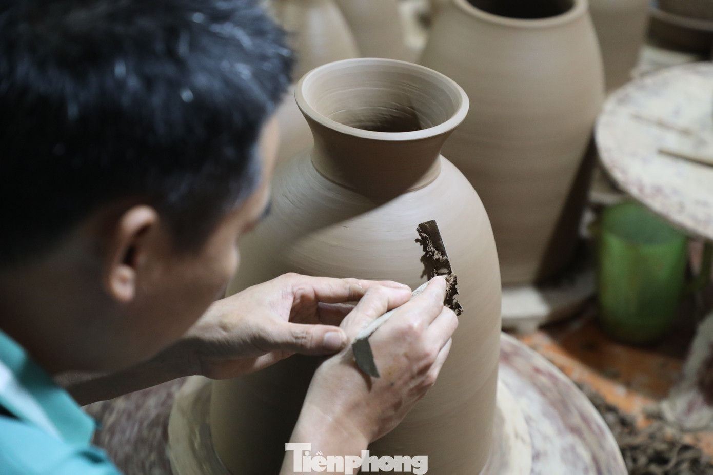 Theo anh Quang, gốm Hương Canh không dùng men nhưng nhờ chất đất sét xanh và đất sét nâu ở địa phương nên sản phẩm vẫn có các màu sắc khác nhau, bóng như men.