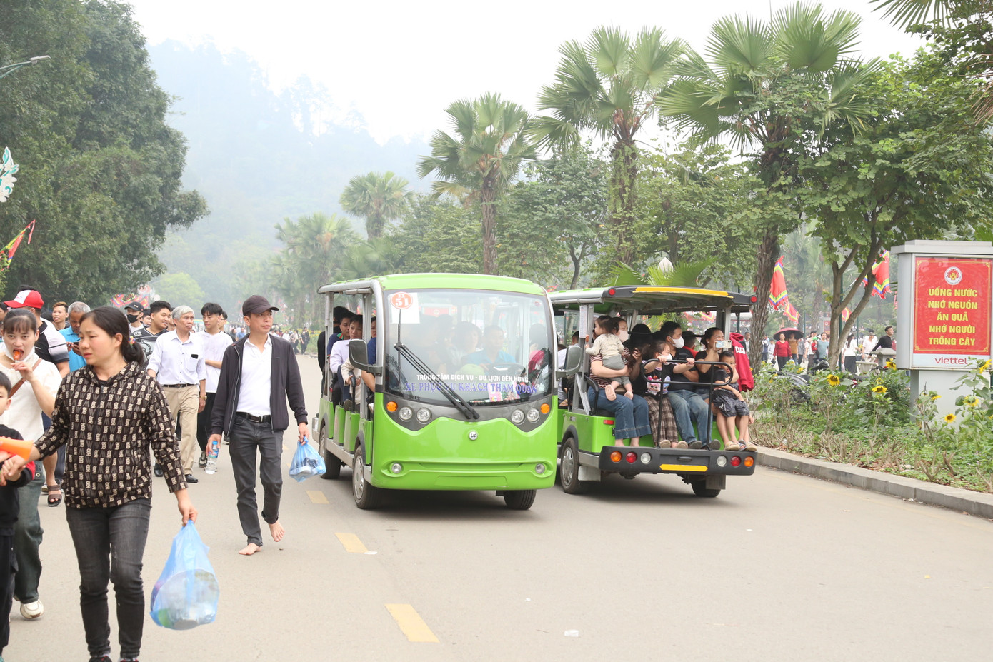 Những chiếc xe điện chạy hết công suất, chở người lên vãn cảnh, dâng hương.