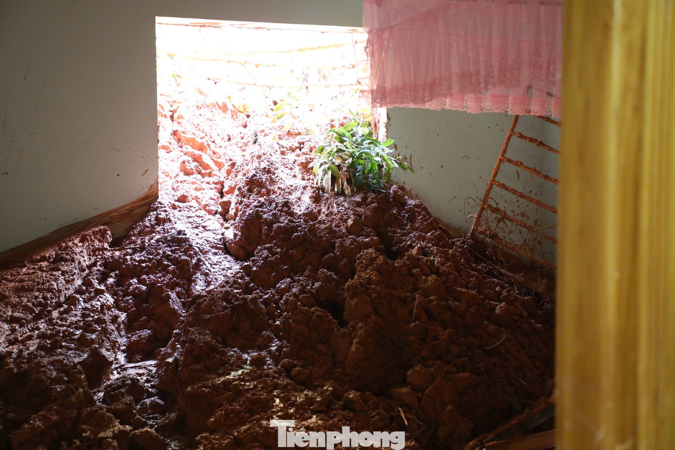 “Nghe thông tin bão mạnh, sợ sẽ xảy ra sạt lở đất, nên gia đình đã sơ tán. Như dự đoán của anh, sau khi bão vào, mưa lớn cả một mảng đồi sạt tràn qua cửa sổ tràn vào đầy nhà. Nỗ lực dọn dẹp nhưng sau mỗi trận mưa, đất lại sạt, đổ dồn thêm vào khiến tường bị nứt vỡ", anh Bàn Văn Cuối chia sẻ.