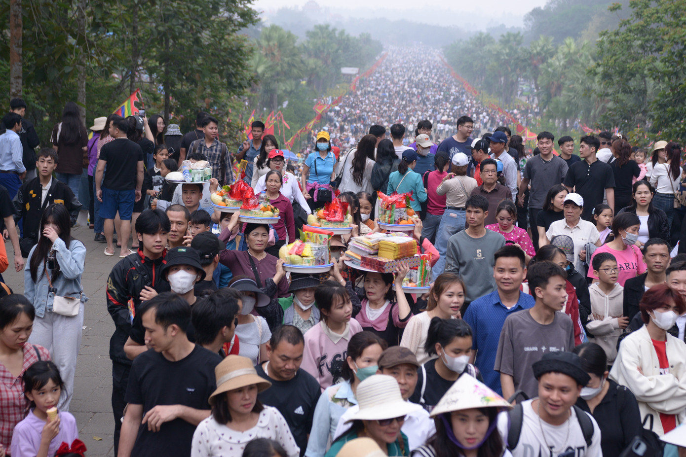 Mâm lễ được đội ngay ngắn trên đầu, người bê lễ giữ tay hai bên về dâng hương lên các vua Hùng. Mỗi bước chân là một bước về cội nguồn, một lời nguyện ước gửi tổ tiên.
