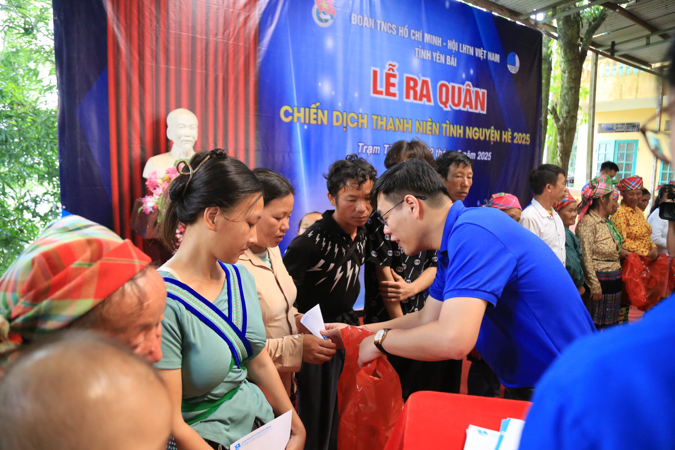 Nhiều phần quà được trao tặng đến các em học sinh và các gia đình có hoàn cảnh khó khăn tại xã Pá Lau, huyện Trạm Tấu. Nhiều phần quà được trao tặng đến các em học sinh và các gia đình có hoàn cảnh khó khăn tại xã Pá Lau, huyện Trạm Tấu.