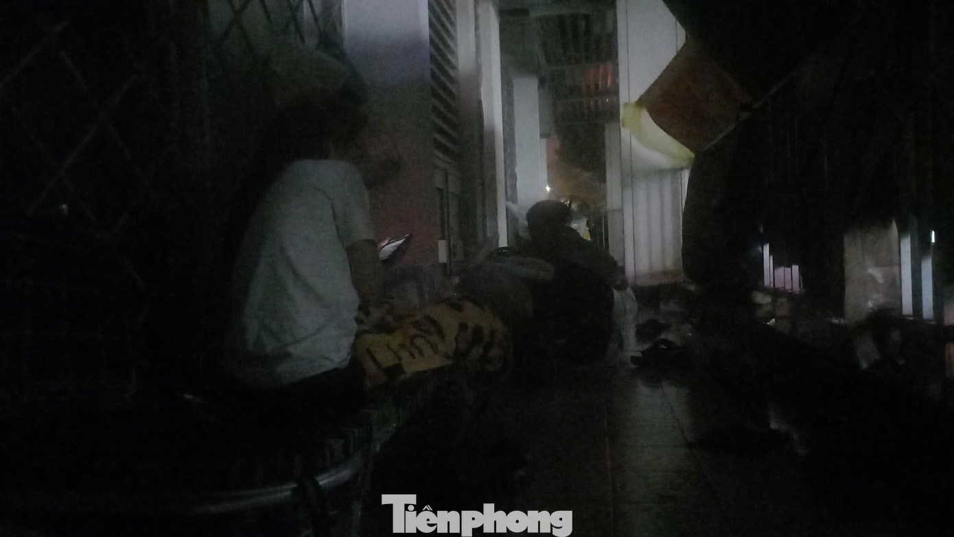 Người nhà bệnh nhân nằm một góc bệnh viện Bạch Mai