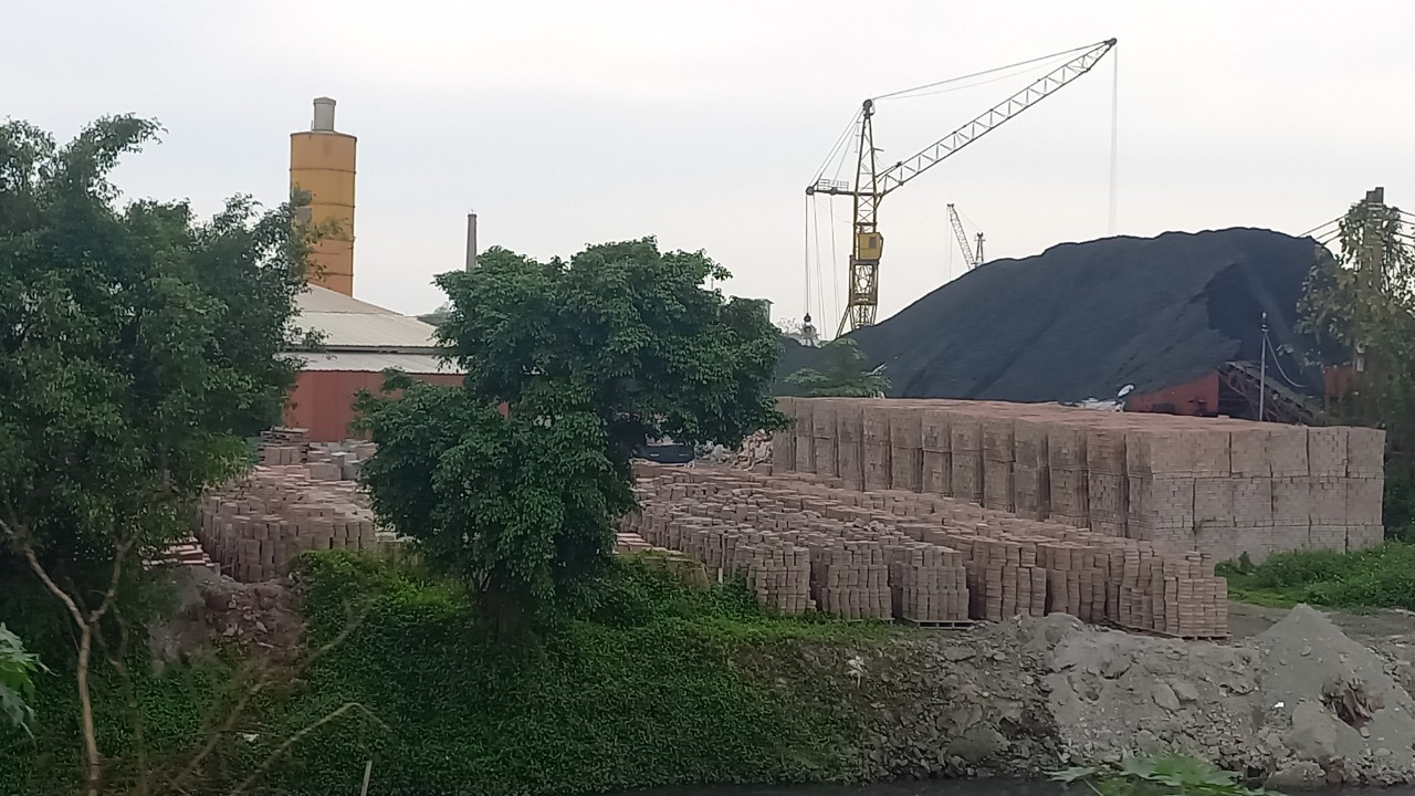 Và những núi than lớn này đương nhiên không được che chắn.