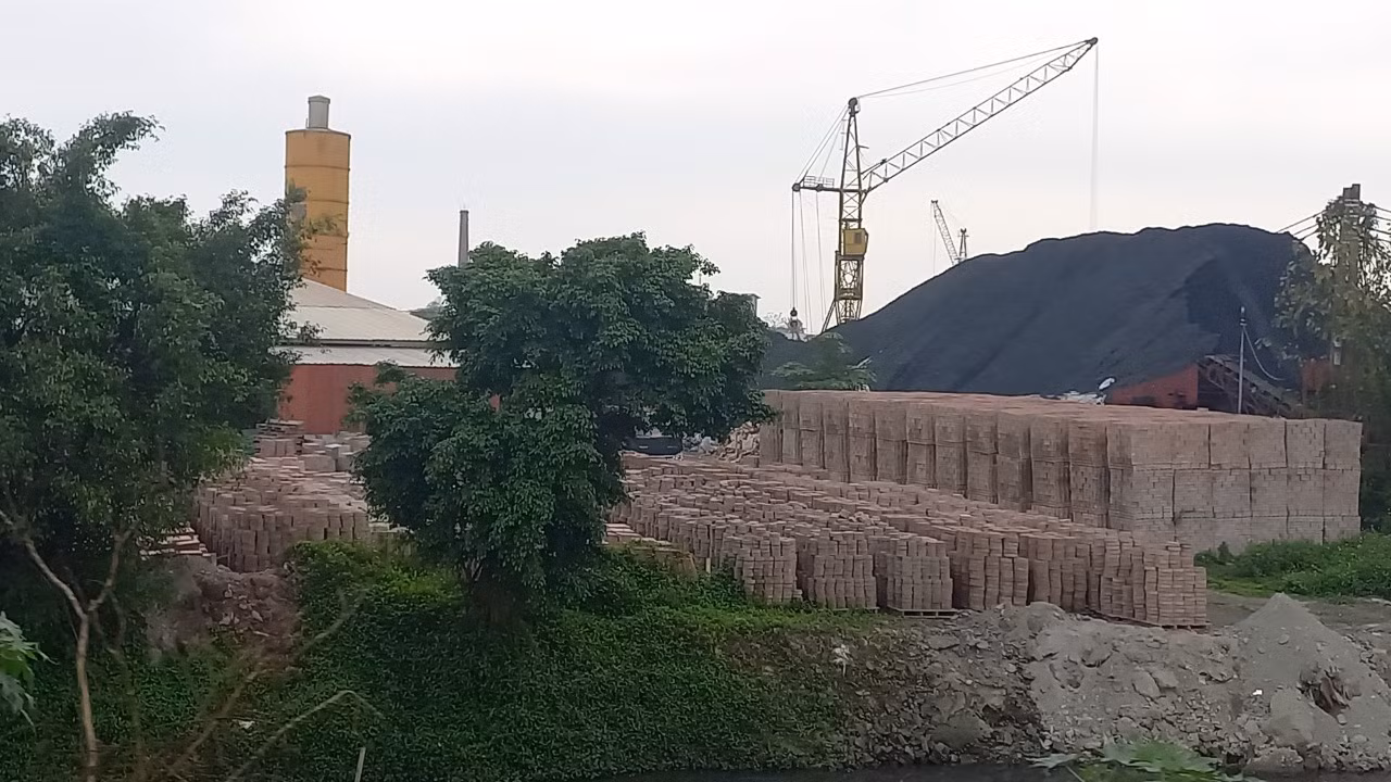 Và những núi than lớn này đương nhiên không được che chắn.